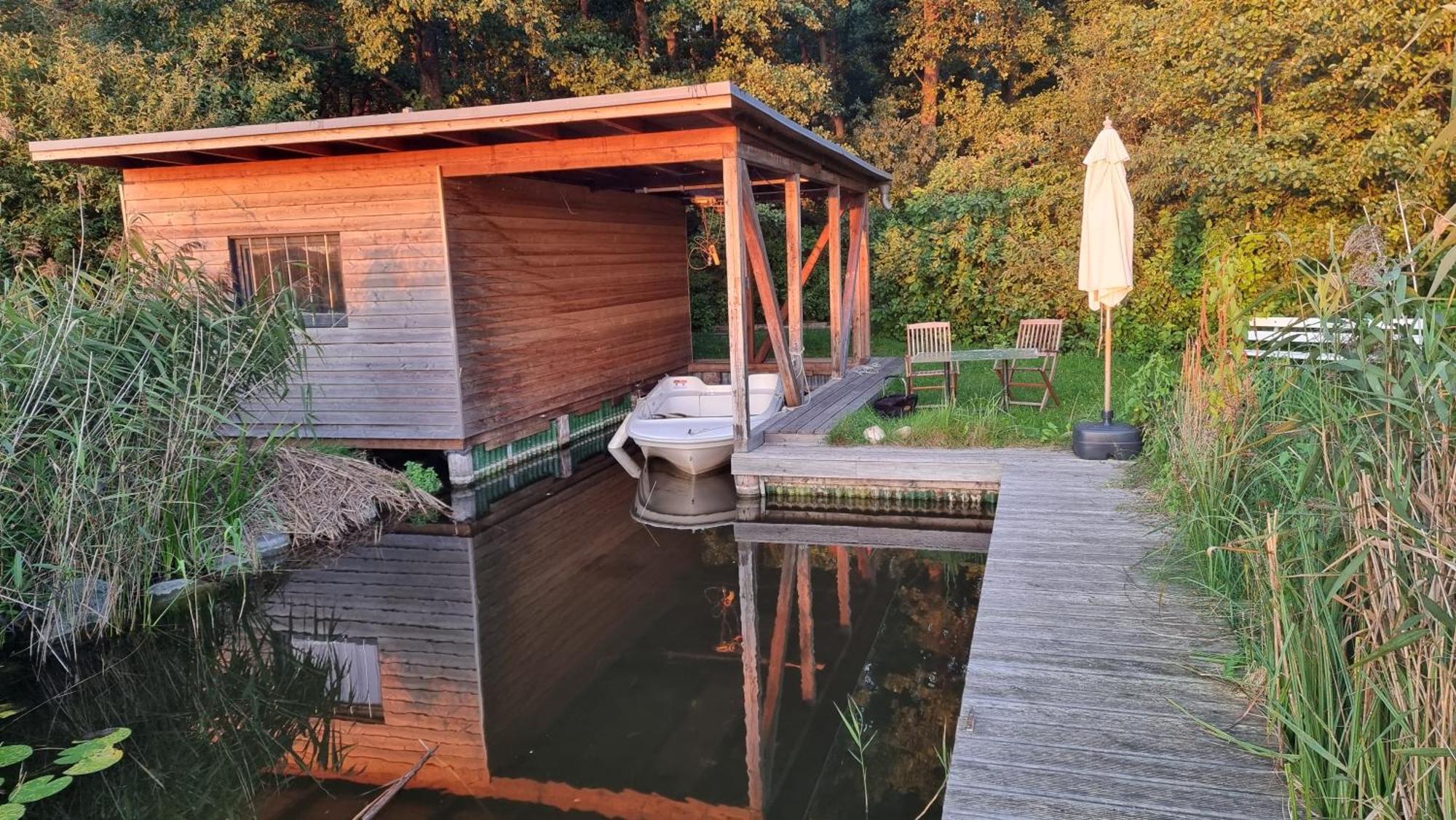 Mecklenburgische Seenplatte - Fh Mit Optionalem Steg Und Ruderboot Grosszerlang エクステリア 写真